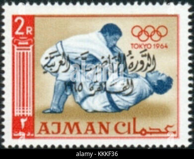 Questo francobollo del 1965 di Ajman commemora le Olimpiadi di Tokyo, mettendo in evidenza il judo come uno degli sport chiave presenti nell'evento. Il francobollo riflette l'importanza dei Giochi di Tokyo 1964 nella storia del movimento olimpico. Foto Stock