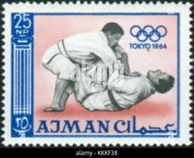 Un francobollo del 1965 di Ajman commemora le Olimpiadi di Tokyo, con judo. Questo francobollo mette in risalto il significato culturale e sportivo dei Giochi Olimpici durante gli anni '1960 Foto Stock