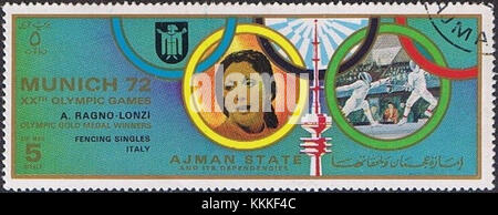 Questo francobollo del 1972 di Ajman raffigura l'opera dell'artista Antonella Ragno-Lonzi. Mette in risalto il design unico e lo stile artistico del periodo, offrendo uno sguardo sulla storia postale e sull'arte da collezione della regione. Foto Stock