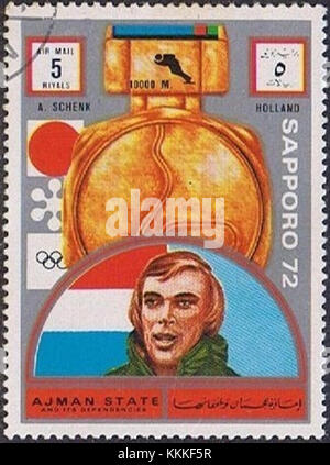 Questo francobollo del 1972 di Ajman presenta il design di Schenk, che mostra l'arte postale dell'Emirato di Ajman. Foto Stock