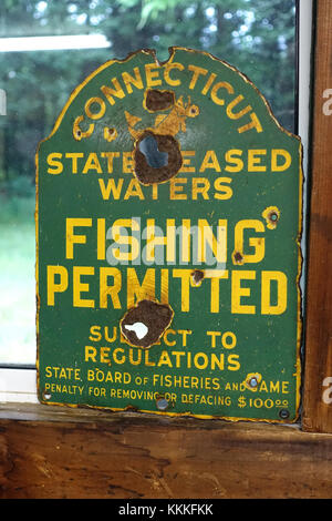 Questa fotografia mostra un cartello "pesca consentita" apposto dal Connecticut State Board of Fisheries and Game, situato nella Shenipsit State Forest, Stafford Springs, Connecticut. Il segno fa parte del patrimonio del Civilian Conservation Corps (CCC). Foto Stock