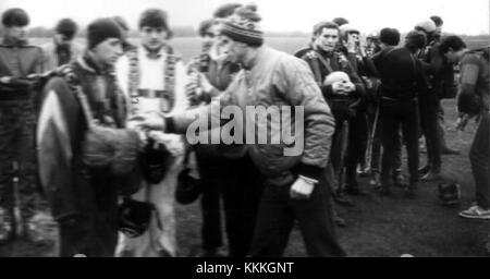 Questa immagine polacca, intitolata "Na linii sprawdzenia przed skokiem", raffigura un individuo che si prepara per un salto, probabilmente un riferimento al paracadutismo o a uno sport aereo simile. Foto Stock