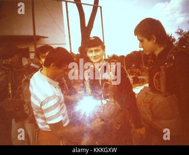 L'immagine, intitolata "Na linii sprawdzenia przed skokiem", mostra una persona alla fila del check-in prima di un salto. La fotografia, del 1989, cattura un momento nello sport del paracadutismo, riflettendo l'emozione e la preparazione di questo sport. Foto Stock