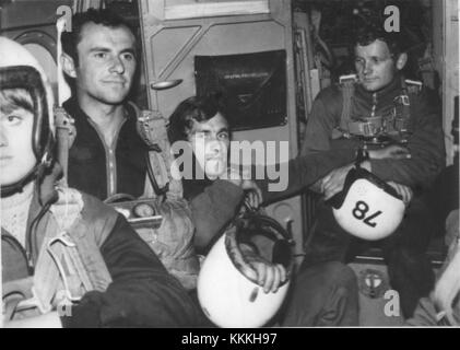 La fotografia mostra dei ponticelli che si esibiscono su un aereo AN-2 nel 1970. L'AN-2, un biplano sovietico, fu utilizzato per vari scopi, tra cui acrobazie aeree e operazioni militari. L'immagine evidenzia lo spirito avventuroso del tempo. Foto Stock