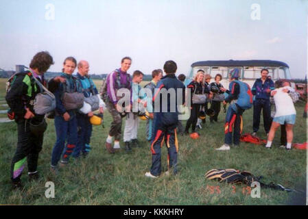 L'immagine intitolata "Na linii sprawdzenia przed skokiem" scattata il 19 luglio 1995 cattura un momento prima di un salto in un evento sportivo. Questa foto riflette l'intensa preparazione e messa a fuoco tipica degli sport agonistici. Foto Stock