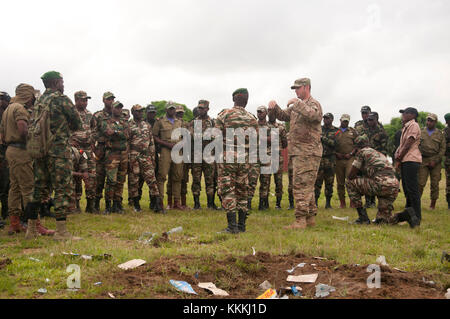 Spc. Andrew Rikard, in primo piano a destra, un'eliminazione degli ordigni esplosivi tecnico dal 764th Ordnance Company (l'eliminazione degli ordigni esplosivi) fuori di Fort Carson, Colo., ci parla di truppe dal camerunese forze armate attraverso un esercizio pratico durante la fase di esercizio del contatore esplosivi improvvisati Device-Defeat Fase I a Douala Camerun, Novembre 16, 2017. Le truppe degli Stati Uniti insegnano potenzialmente salvavita competenze nelle quattro settimane di corso, comprese le modalità per il riconoscimento e lo smaltimento sicuro di IED. La minaccia di IED contatto è rilevante per le truppe camerunesi, che distribuiscono il lago Ciad Bacino di lotta Boko Haram Foto Stock