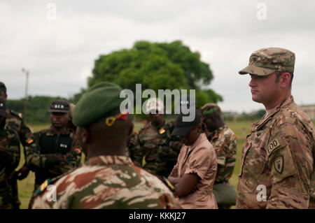 Spc. Andrew Rikard, estrema destra, un'eliminazione degli ordigni esplosivi tecnico dal 764th Ordnance Company (l'eliminazione degli ordigni esplosivi) fuori di Fort Carson, Colo., ci parla di truppe dal camerunese forze armate attraverso un esercizio pratico durante la fase di esercizio del contatore esplosivi improvvisati Device-Defeat Fase I a Douala Camerun, Novembre 16, 2017. Le truppe degli Stati Uniti insegnano potenzialmente salvavita competenze nelle quattro settimane di corso, comprese le modalità per il riconoscimento e lo smaltimento sicuro di IED. La minaccia di IED contatto è rilevante per le truppe camerunesi, che distribuiscono il lago Ciad Bacino di lotta Boko Haram e oth Foto Stock