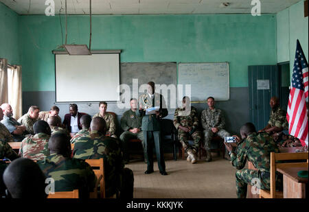 Camerunese Forze Armate Il Mag. Rene Didier Bekada, centro, vice comandante del Cameroon forze armate (scuola di ingegneria, dà un discorso al culmine di esercizio contatore esplosivi improvvisati Device-Defeat Fase I a Douala Camerun, Novembre 17, 2017. L'esercizio, guidati da U.S. I soldati della 764th Ordnance Company (l'eliminazione degli ordigni esplosivi) fuori di Fort Carson, Colo., insegna potenzialmente salvavita competenze, incluse le modalità per il riconoscimento e lo smaltimento sicuro di IED. La minaccia di IED contatto è rilevante per le truppe camerunesi, che distribuiscono il lago Ciad Bacino di lotta Boko Haram a Foto Stock