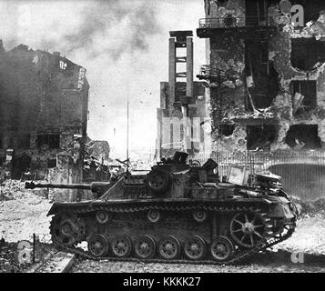 Lo StuG III Ausf. G era un cannone d'assalto tedesco usato durante la rivolta di Varsavia nel 1944. Ha svolto un ruolo chiave nel combattimento urbano, fornendo supporto di fuoco alle forze tedesche nei loro tentativi di sopprimere la resistenza polacca. Foto Stock