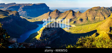 Panorama del sole sulla diga del fiume Blyde e sul Blyde River Canyon dal punto di osservazione Three Rondavels sulla rotta panoramica in Sud Africa Foto Stock