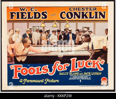 La lobby card 'Fools for Luck' è un'immagine promozionale del film muto del 1928, noto per le sue scene e le sue esibizioni umoristiche. Esso riflette l’uso da parte dell’industria cinematografica delle lobby card per promuovere i film durante l’era del cinema muto. Foto Stock
