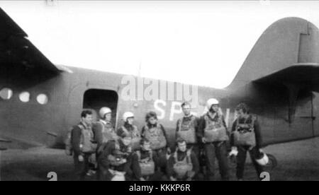 Questa fotografia mostra i paracadutisti che saltano dall'Antonov An-2, un biplano di progettazione sovietica. L'aeromobile è identificato dalla sua registrazione SP-ANE e i paracadutisti stanno eseguendo un'esposizione aerea. Foto Stock