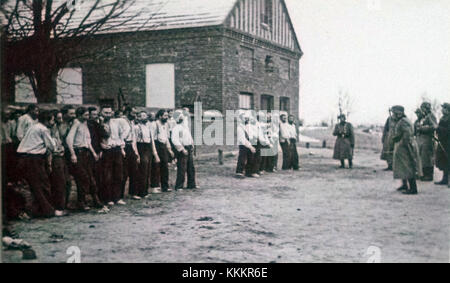 Arresto e umiliazione pubblica degli ebrei polacchi durante un'incursione della polizia dell'Ordine, nei pressi di Lublino (non datata : 1939/1940); foto scattata da uno dei poliziotti partecipanti Berlin.Gestapo Museum 008 Foto Stock