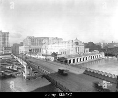 Questa fotografia del 1924 mostra la grandezza della New Union Station di Chicago, che era un punto di riferimento architettonico e un fulcro dei trasporti. La stazione fu aperta nel 1925 e divenne un importante punto di accesso per i viaggiatori negli Stati Uniti Foto Stock