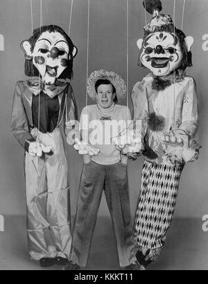 Jimmie Dodd è stato un attore, cantante e compositore statunitense, noto soprattutto per il suo ruolo nello show televisivo per bambini "The Mickey mouse Club". Nel 1956, i contributi di Dodd alla programmazione dei bambini furono significativi. Foto Stock
