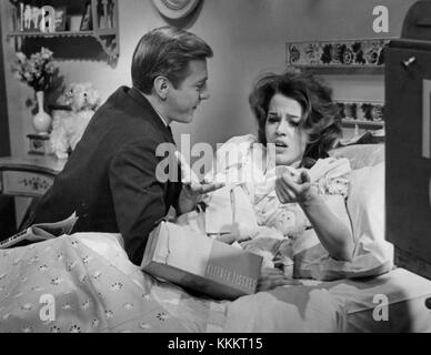 "A String of Beads" è un film del 1961 con Jane fonda e George Grizzard. Questo film mette in mostra i talenti di recitazione di entrambe le stelle e presenta una storia drammatica radicata in conflitti e relazioni personali. Foto Stock