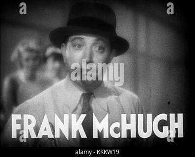 Il trailer di 'Footlight Parade' (1933), con James Cagney, Joan Blondell e Ruby Keeler, offre uno sguardo ai vibranti numeri musicali e al dramma dietro le quinte del film. Diretto da Lloyd Bacon, è caratterizzato da un mix energetico di commedia, musica e danza. Foto Stock