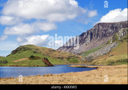 Llyn y Dywarchen è un piccolo lago glaciale nel Parco Nazionale di Snowdonia. Il lago, che comprende una piccola isola, è impregnata di mito e di leggenda. Foto Stock