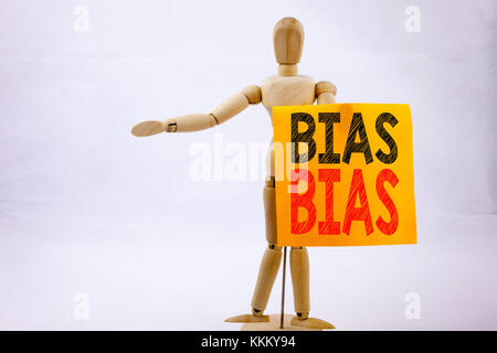 Mano concettuale di scrittura di testo Didascalia ispirazione mostra bias concetto di business per pregiudizio polarizzate trattamento ingiusto scritto su una nota adesiva scultura Foto Stock