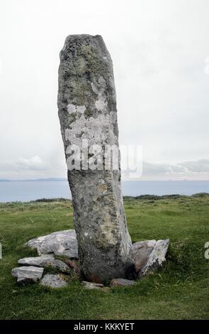 L'antica pietra in piedi sulla Dunmore Head sopra Blasket Sound riporta le iscrizioni ogham tagliate agli angoli. Contea di Kerry, Irlanda Foto Stock