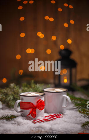 Cioccolata calda con marshmallows sul Natale sfondo stile Foto Stock