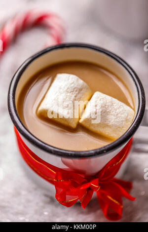 Close up di smalto la tazza con il cioccolato caldo Foto Stock