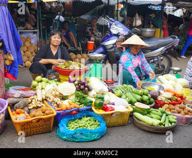 Hoi An, vietnam - 12 maggio 2015. La frutta e la verdura rivenditori di prodotti a Hoi An mercato, Quang Nam, Vietnam. Hoi An è riconosciuta come un mondo suo Foto Stock