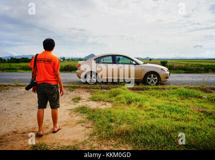 Can Tho, vietnam - il 8 agosto 2016. Un uomo con auto sulla strada rurale a Can Tho, Vietnam meridionale. Can Tho è la quarta città più grande del Vietnam e il la Foto Stock