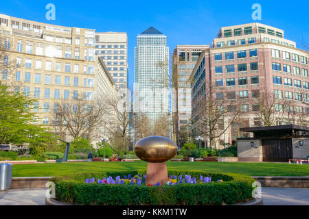 " Cosmica " pietra da fare vassilakis-koning in un tranquillo giardino a Westferry Circus a canary wharf con grattacieli in background Foto Stock