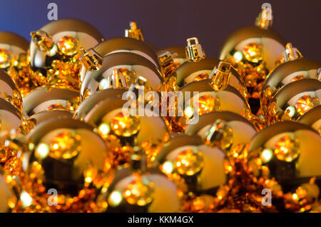 Vista ravvicinata di set di lusso baubles di natale in una colorata luce calda. Foto Stock