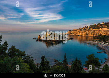 Isola bella riserva naturale è una piccola isola situata a Taormina mare ed è di gran lunga una delle più belle spiagge della Sicilia Foto Stock