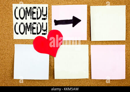 Mano concettuale di scrittura di testo Didascalia ispirazione che mostra il concetto di commedia per stand up comedy microfono e amore scritte su sfondo di legno, promemoria Foto Stock