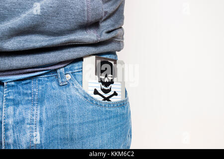 Uomo con infezione floppy disk su pocket. immagine concettuale con teschio e ossa. Foto Stock