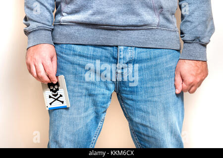 Uomo con infezione floppy disk su pocket. immagine concettuale con teschio e ossa. Foto Stock