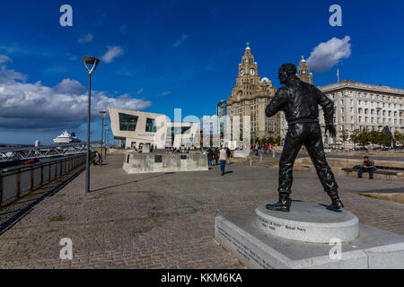 Liverpool Memoriale Navale, Liver Building & Cunard Building e il Mersey Ferry Terminal, Liverpool, Merseyside, Regno Unito Foto Stock