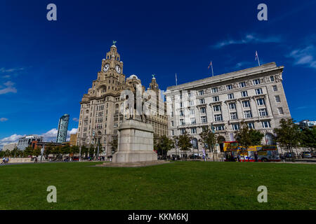 Royal Liver Building, Cunard Building e il re Edoardo VII statua a George's Pier Head Liverpool, Merseyside, Regno Unito Foto Stock