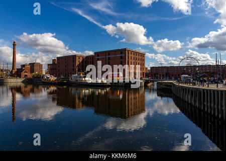 La vista di fronte di Canning Dock verso l'Albert Dock, Liverpool, Merseyside, Regno Unito. Foto Stock