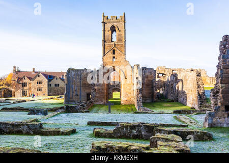 Un gelido autunno mattina presso le rovine di Mount Grace Priory, Est Harlsey, North Yorkshire Regno Unito Foto Stock