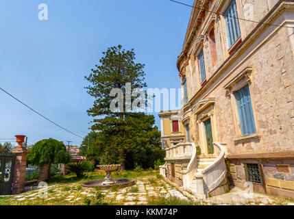 Tipico palazzo colorato in stile mediterraneo, costruito in stile classico nella città di Mitilene sull'isola di Lesbo, in Grecia, contro un cielo azzurro. Foto Stock