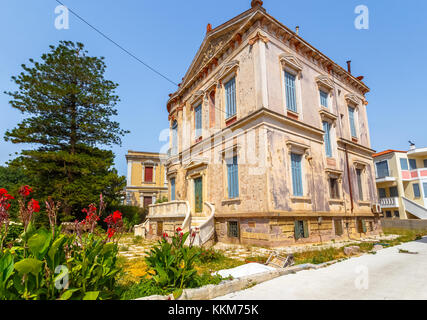 Tipico colorato stile mediterraneo mansion, costruita in stile classico nella città di mytilene in lesvos Island, Grecia contro un cielo blu chiaro. Foto Stock