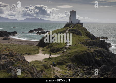 Twr Mawr, faro sulla punta di Ynys Llanddwyn island, luce della sera, Anglesey, Foto Stock