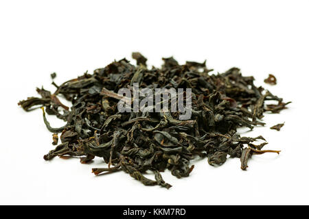 Pila di qualità di foglie di tè nero Earl Grey su sfondo bianco Foto Stock