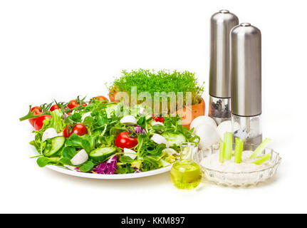 Insalata mista, dip, olio, smerigliatrici spice Foto Stock