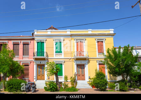 Tipico colorato stile mediterraneo mansion, costruita in stile classico nella città di mytilene in lesvos Island, Grecia contro un cielo blu chiaro. Foto Stock