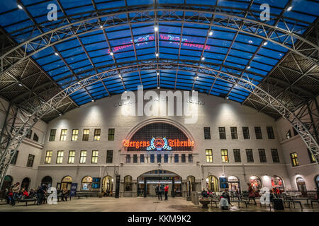 Bergen, Norvegia - Ottobre 2017 : passeggeri in attesa dei loro treni all'interno della stazione ferroviaria di Bergen, Norvegia Foto Stock