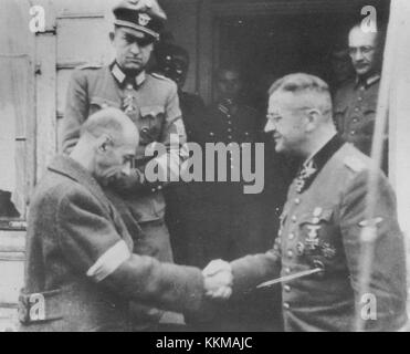 Questa immagine raffigura Tadeusz Bor-Komorowski, un leader della resistenza polacca, con Erich von dem Bach, un ufficiale tedesco, a OzarÃ³w. Il significato storico del loro incontro è legato agli sforzi di resistenza della seconda guerra mondiale in Polonia. Foto Stock