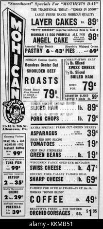 Questa è una fotografia storica del mercato Mohican di Allentown, Pennsylvania, scattata il 6 maggio 1960. La foto cattura la vivace attività del marketâ, mostrando la cultura locale, il commercio e la vibrante atmosfera del tempo. Serve come registrazione visiva della vita americana a metà del XX secolo. Foto Stock