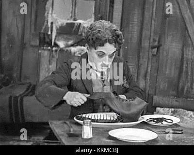 *The Gold Rush* (1925), diretto da Charlie Chaplin, è un film muto e una delle opere più amate di Chaplin. Conosciuto per le iconiche scene che raffigurano il personaggio di Little Tramp di Chaplin, il film esplora temi di sopravvivenza e perseveranza nella natura selvaggia dell'Alaska durante la corsa all'oro del Klondike. Foto Stock