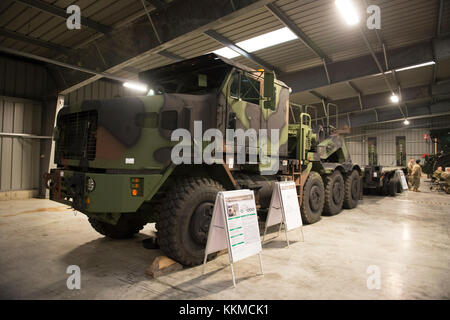 Un M1070 A1 Heavy Equipment Transporter System carrello è in visualizzazione statica per la cerimonia del taglio del nastro dell'esercito pre-posizionato stock (AP) 2 sito, in Zutendaal, Belgio, nov. 21, 2017. I siti di APS sono componenti vitali della totale disponibilità dell'esercito come essi danno lottatori comandanti la possibilità di eseguire i piani di intervento in tutto il mondo. (U.S. Esercito foto di Visual Information Specialist Pierre-Etienne Courtejoie) Foto Stock