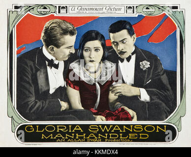 Questa lobby card del film *manhandled* raffigura una scena del film muto del 1924 con Gloria Swanson. Riflette lo stile cinematografico e i temi della cultura cinematografica dei primi anni del XX secolo. Foto Stock